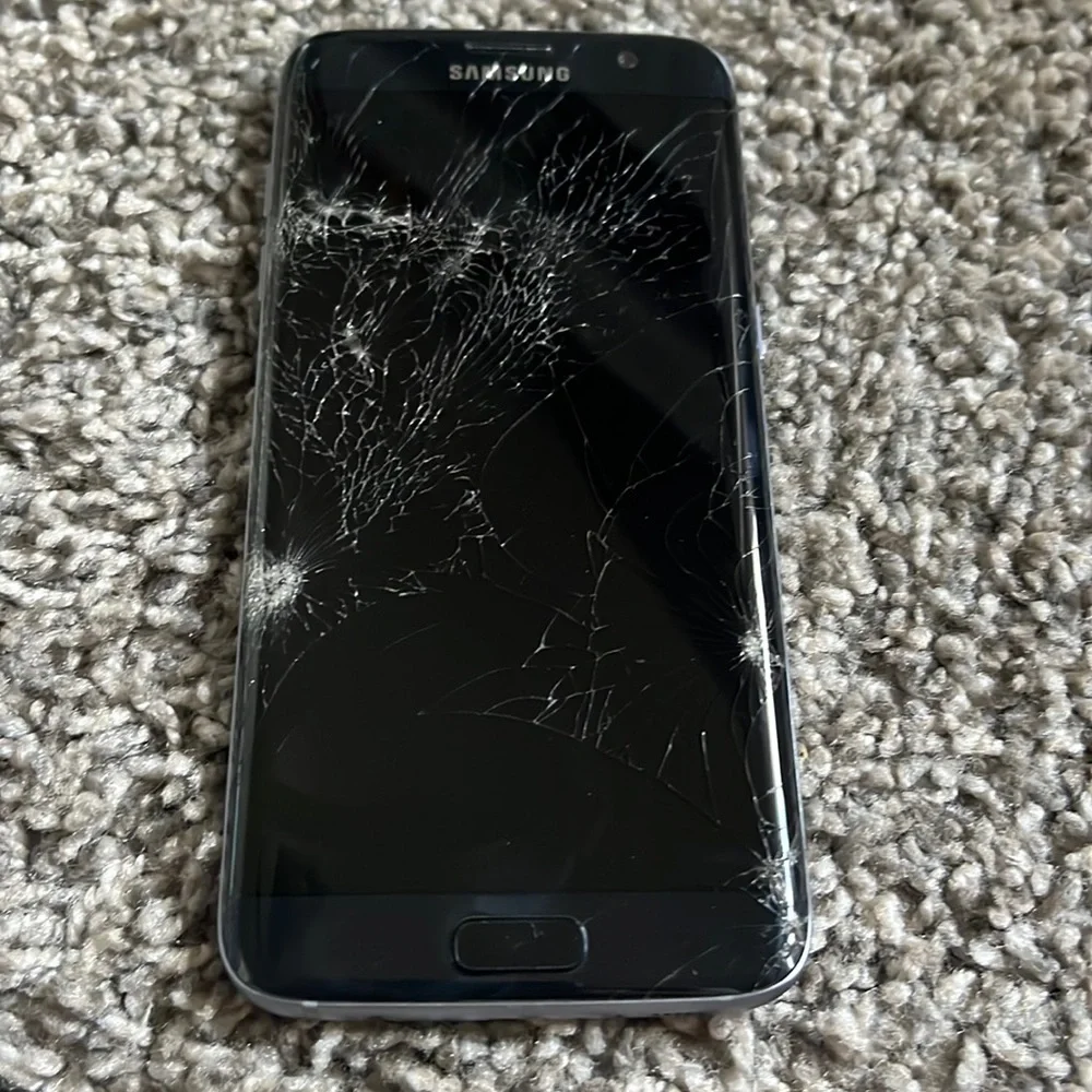 Samsung Galaxy S7 edge (cracked screen)